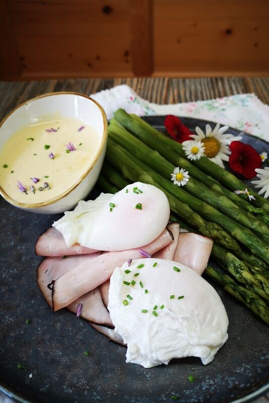 Pochiertes Ei mit Sauce hollandaise