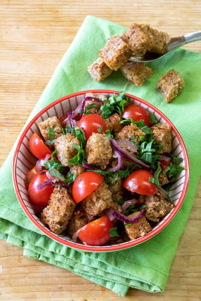 Brotsalat mit Tomaten