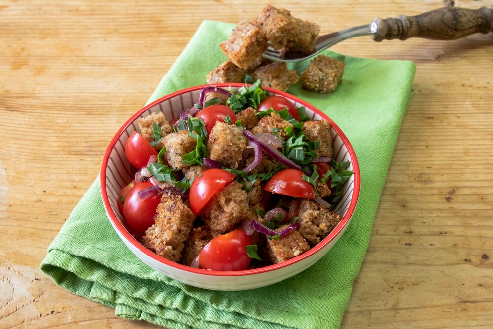 Brotsalat mit Tomaten - UNSER LAND
