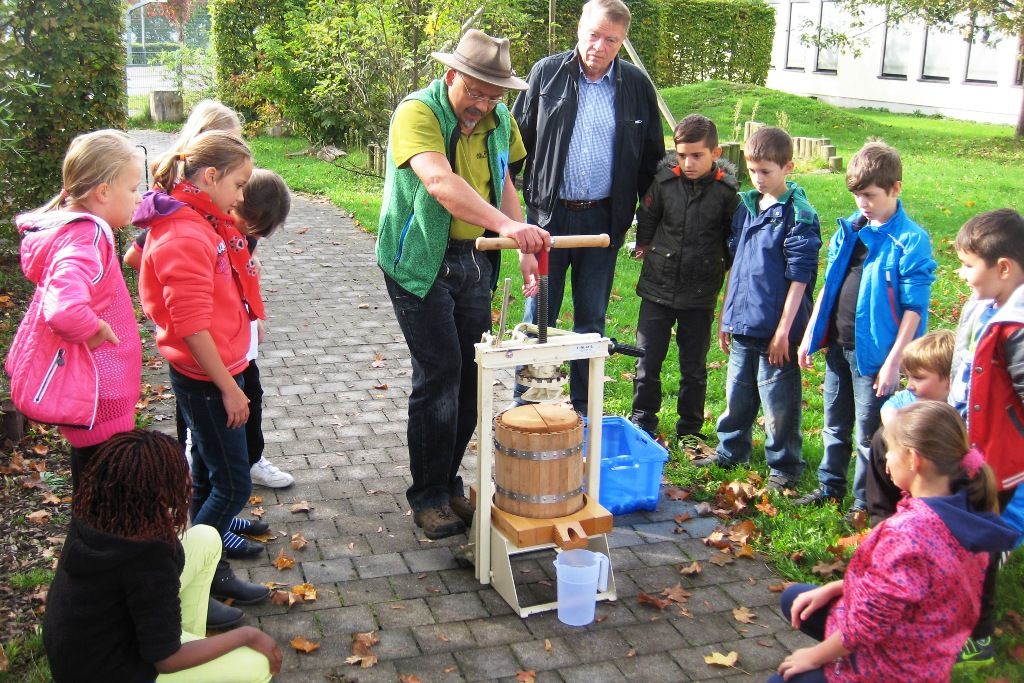 Schule auf der Streuobstwiese