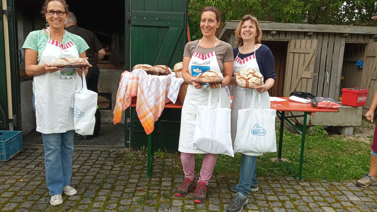 11.09.2021 LANDSBERGER LAND Backaktion mit der Brotbackgruppe des Dorfvereins Kaufering