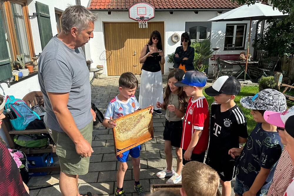 Soli WM Besuch Imker Grundschule 2024 06 24 00