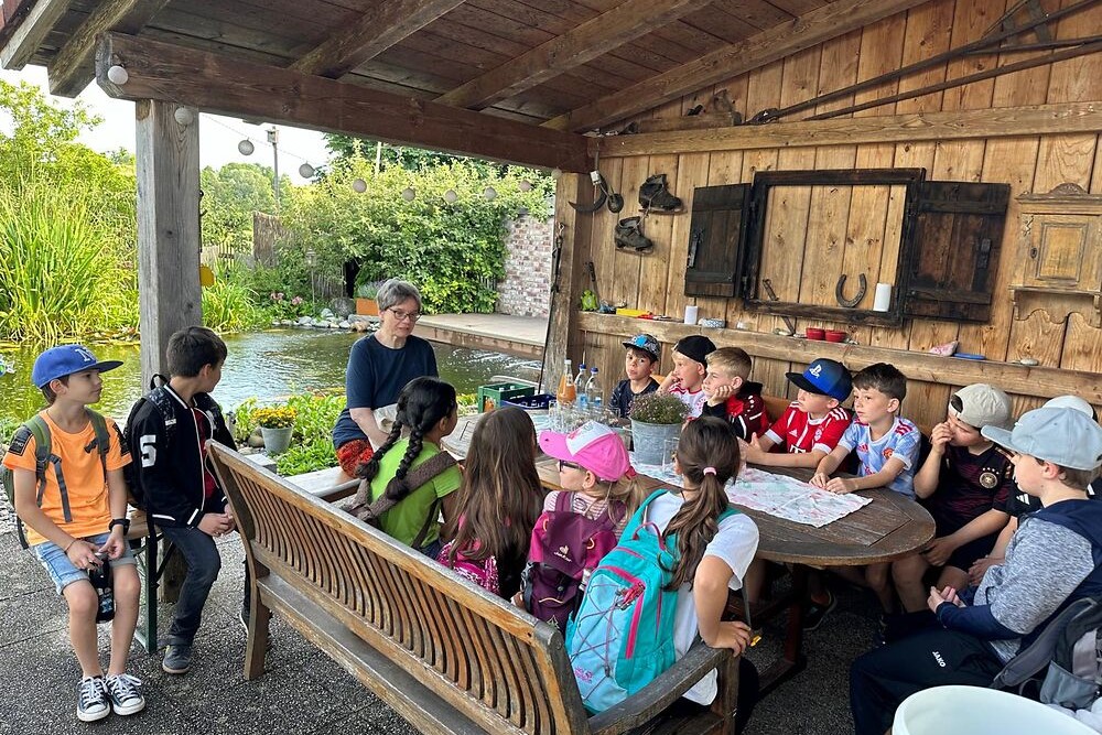 Soli WM Besuch Imker Grundschule 2024 06 24 01