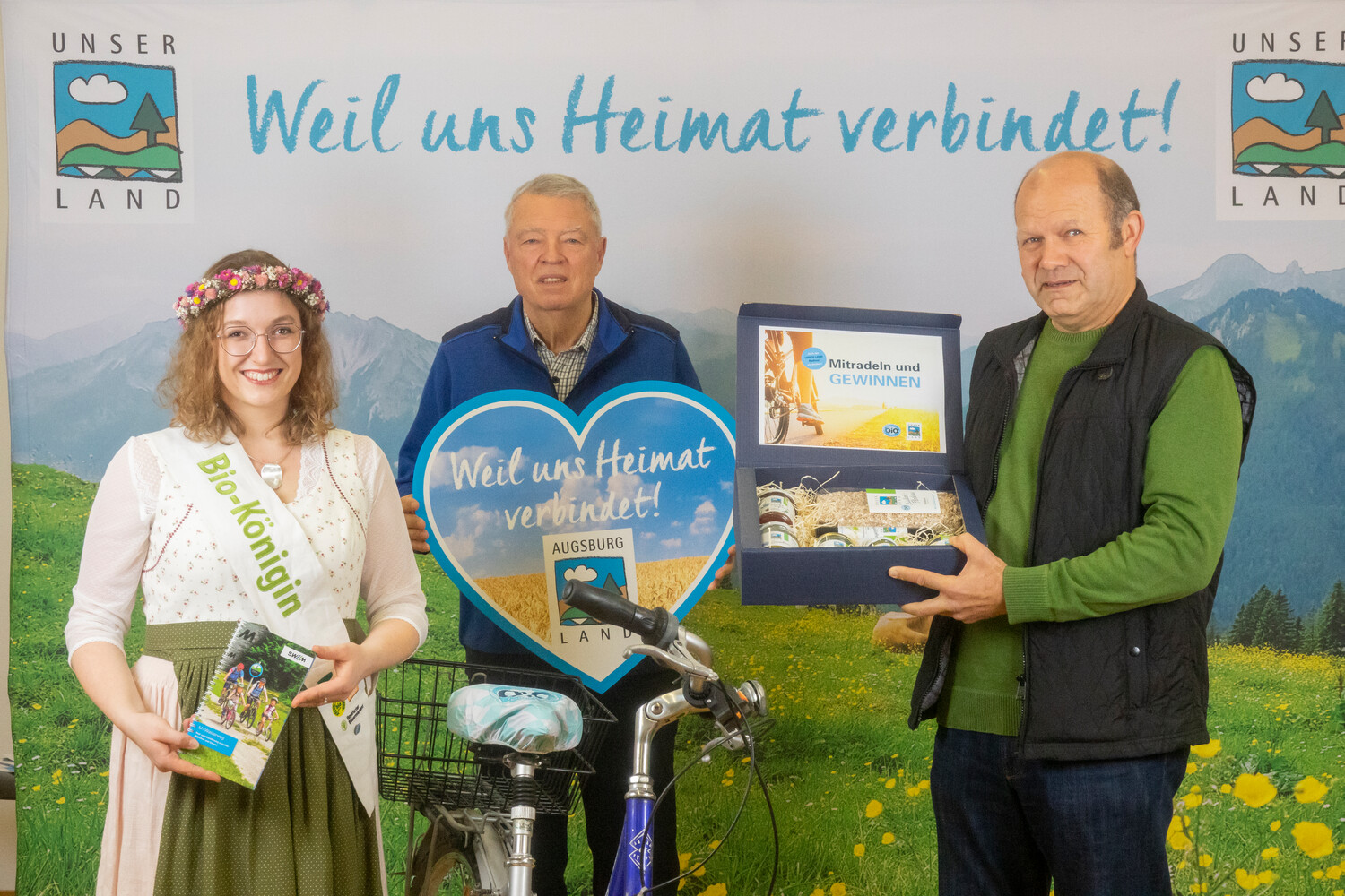 Gewinner Ludwig Rauchmeir mit Dr. Hans-Peter Senger, Vorsitzender von AUGSBURG LAND, und Annalena I., der Bayerischen Bio-Königin