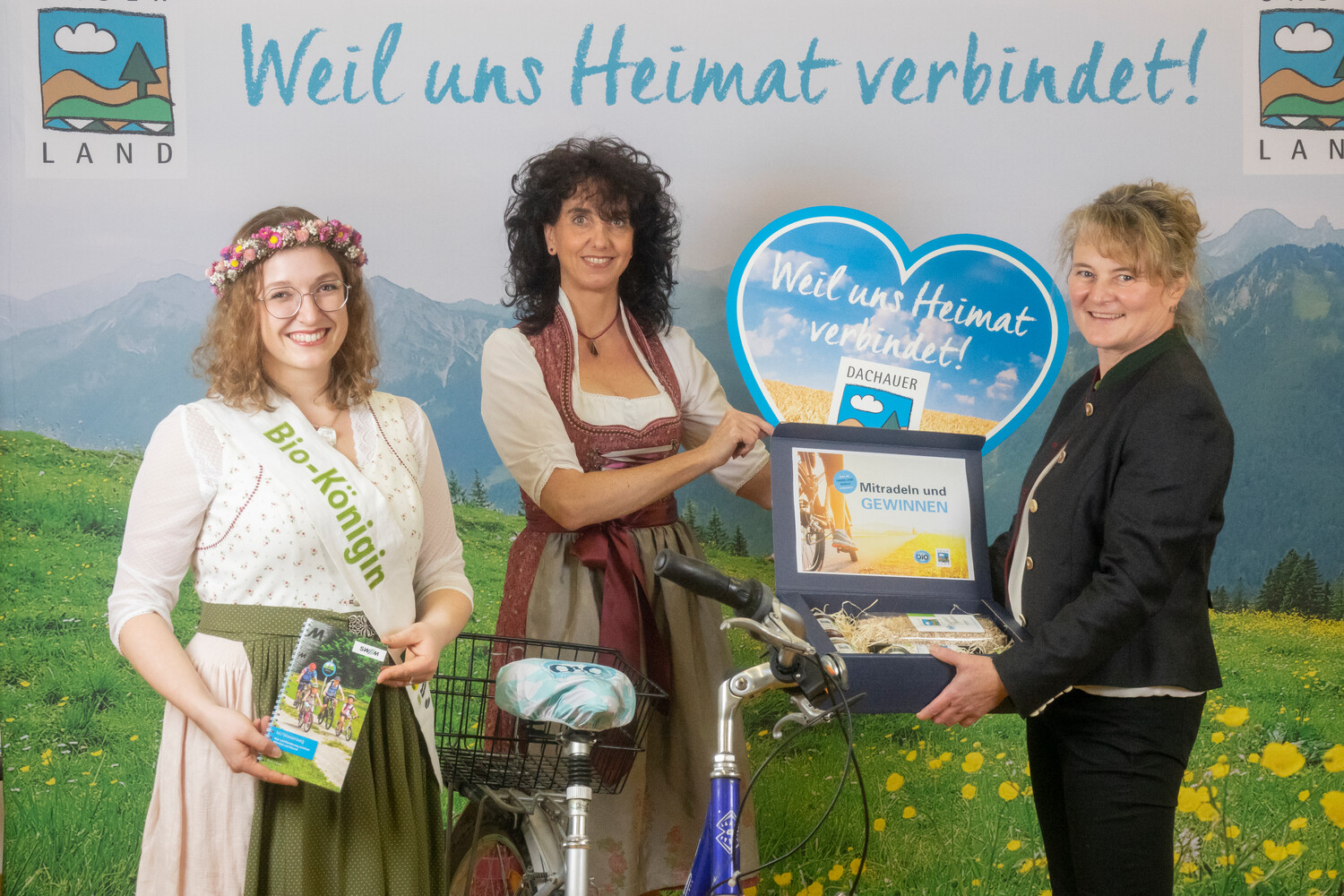 Gewinnerin Gabi Lapperger mit Michaela Steiner, Vorsitzende von DACHAUER LAND, und Annalena I., der Bayerischen Bio-Königin